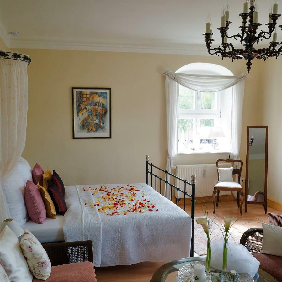 Herrenhaus Kunzwerda Bei Torgau - Aparthotel, Boardinghouse, Wohnen Auf Zeit מראה חיצוני תמונה
